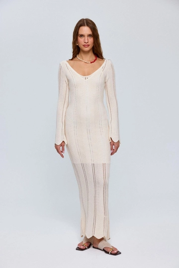 Ein Bekleidungsmodell aus dem Großhandel trägt  Durchbrochen Gestricktes Langes Kleid – Creme
, türkischer Großhandel Kleid von Tuba Butik