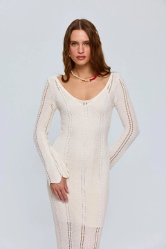 Ένα μοντέλο χονδρικής πώλησης ρούχων φοράει tbu12616-openwork-knitted-long-dress-cream, τούρκικο Φόρεμα χονδρικής πώλησης από Tuba Butik