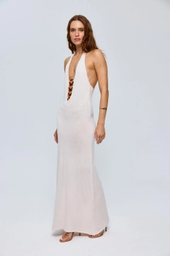 Bir model, Tuba Butik toptan giyim markasının tbu12621-halter-knitwear-stone-long-dress-stone toptan Elbise ürününü sergiliyor.