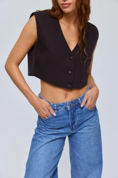 Модел на дрехи на едро носи tbu12610-buttoned-crop-women's-vest-black, турски едро Жилетка на Tuba Butik
