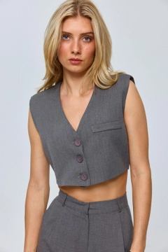 Een kledingmodel uit de groothandel draagt tbu12675-buttoned-crop-women's-vest-smoked, Turkse groothandel Vest van Tuba Butik
