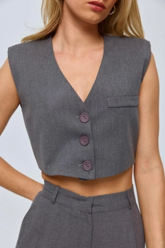 Een kledingmodel uit de groothandel draagt tbu12675-buttoned-crop-women's-vest-smoked, Turkse groothandel Vest van Tuba Butik
