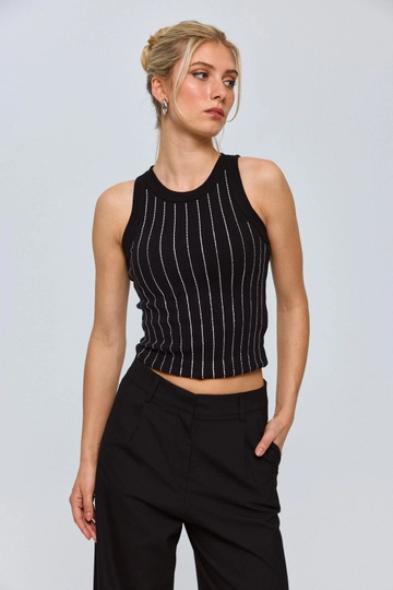 Bir model, Tuba Butik toptan giyim markasının  Halter Yaka Taş Baskılı Kadın Atlet - Siyah
 toptan Atlet ürününü sergiliyor.