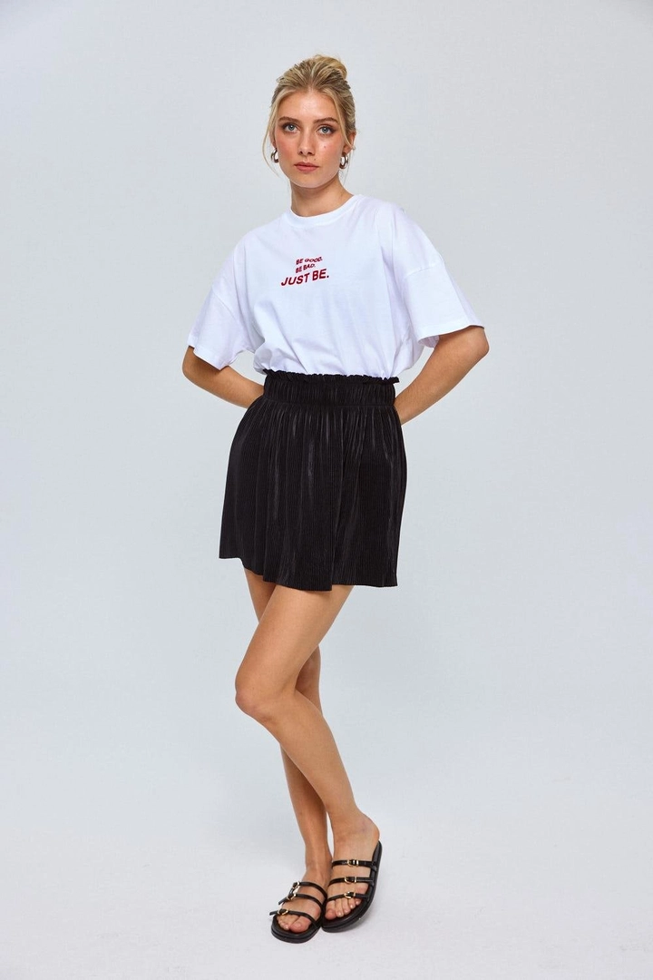 A wholesale clothing model wears tbu12718-pleated-mini-skirt-black, Turkish wholesale Skirt of Tuba Butik