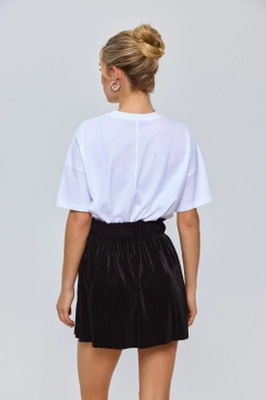 A wholesale clothing model wears tbu12718-pleated-mini-skirt-black, Turkish wholesale Skirt of Tuba Butik
