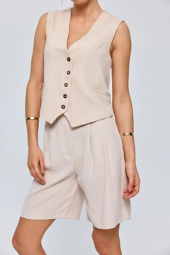 Модел на дрехи на едро носи tbu12732-buttoned-women's-vest-beige, турски едро Жилетка на Tuba Butik