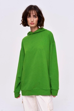 Una modelo de ropa al por mayor lleva 36188 - Sweatshirt - Green, Sudadera turco al por mayor de Tuba Butik