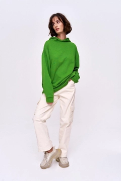 Een kledingmodel uit de groothandel draagt 36188 - Sweatshirt - Green, Turkse groothandel Capuchon van Tuba Butik