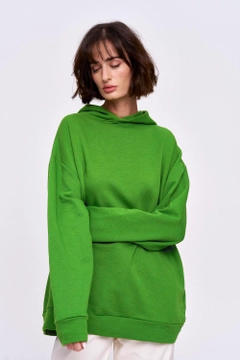 Una modella di abbigliamento all'ingrosso indossa 36188 - Sweatshirt - Green, vendita all'ingrosso turca di Felpa di Tuba Butik