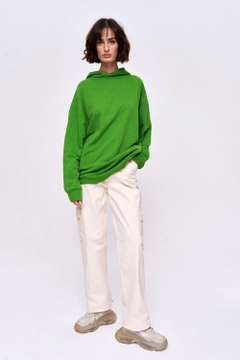 Ένα μοντέλο χονδρικής πώλησης ρούχων φοράει 36188 - Sweatshirt - Green, τούρκικο Φούτερ με κουκούλα χονδρικής πώλησης από Tuba Butik