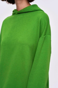 Ένα μοντέλο χονδρικής πώλησης ρούχων φοράει 36188 - Sweatshirt - Green, τούρκικο Φούτερ με κουκούλα χονδρικής πώλησης από Tuba Butik