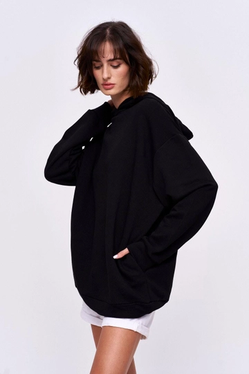 Ein Bekleidungsmodell aus dem Großhandel trägt  Sweatshirt - Schwarz
, türkischer Großhandel Kapuzenpulli von Tuba Butik