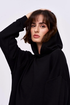 A wholesale clothing model wears 36187 - Sweatshirt - Black, Turkish wholesale Hoodie of Tuba Butik