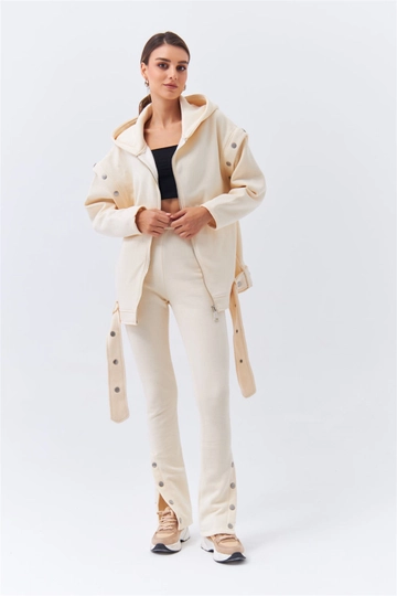 Bir model, Tuba Butik toptan giyim markasının  Eşofman Takımı - Krem
 toptan Eşofman Takımı ürününü sergiliyor.