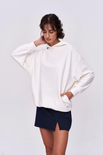Een kledingmodel uit de groothandel draagt  Sweatshirt - Ecru
, Turkse groothandel Capuchon van Tuba Butik