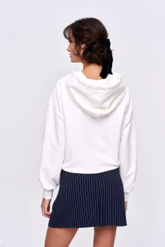 A wholesale clothing model wears 36184 - Sweatshirt - Ecru, Turkish wholesale Hoodie of Tuba Butik