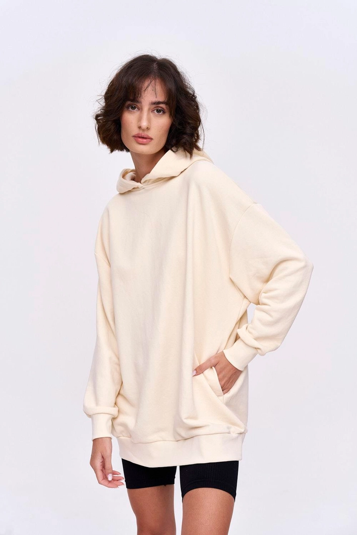 A wholesale clothing model wears 36186 - Sweatshirt - Cream, Turkish wholesale Hoodie of Tuba Butik