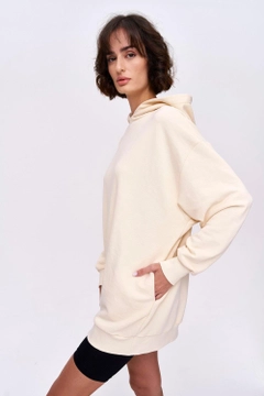 A wholesale clothing model wears 36186 - Sweatshirt - Cream, Turkish wholesale Hoodie of Tuba Butik