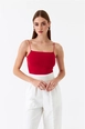 Bir model,  toptan giyim markasının 47416-crop-top-red toptan  ürününü sergiliyor.