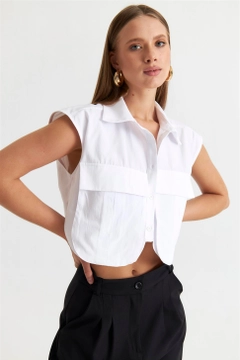 Een kledingmodel uit de groothandel draagt TBU10062 - Shirt - White, Turkse groothandel Crop-top van Tuba Butik