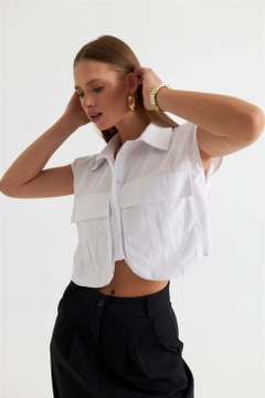 Bir model, Tuba Butik toptan giyim markasının TBU10062 - Shirt - White toptan Crop Top ürününü sergiliyor.