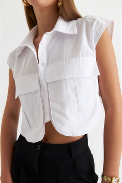 Bir model, Tuba Butik toptan giyim markasının TBU10062 - Shirt - White toptan Crop Top ürününü sergiliyor.