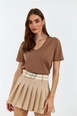 Модел на дрехи на едро носи tbu10363-women's-short-sleeve-brown, турски едро  на 