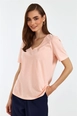 Модел на дрехи на едро носи tbu10479-women's-short-sleeve-baby-blue-pink, турски едро  на 