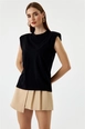Bir model,  toptan giyim markasının tbu10585-padded-zero-sleeve-women's-black toptan  ürününü sergiliyor.