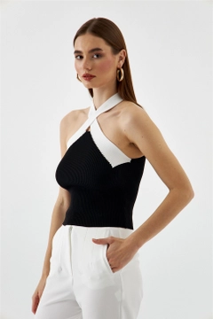 Een kledingmodel uit de groothandel draagt TBU10602 - Women's Cross-Strap Knitwear Blouse - Black, Turkse groothandel Blouse van Tuba Butik