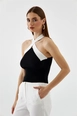 Bir model,  toptan giyim markasının tbu10602-women's-knitwear-blouse-black toptan  ürününü sergiliyor.
