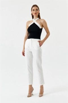 Ein Bekleidungsmodell aus dem Großhandel trägt TBU10602 - Women's Cross-Strap Knitwear Blouse - Black, türkischer Großhandel Bluse von Tuba Butik