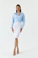 Bir model,  toptan giyim markasının tbu10876-midi-length-pencil-skirt-white toptan  ürününü sergiliyor.