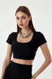 Ένα μοντέλο χονδρικής πώλησης ρούχων φοράει tbu10905-short-sleeve-ribbed-crop-top-black, τούρκικο  χονδρικής πώλησης από 