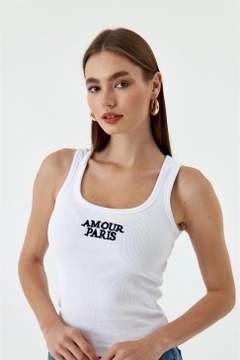 Ένα μοντέλο χονδρικής πώλησης ρούχων φοράει TBU10890 - Corded Basic Embroidery Women's Athlete - White, τούρκικο Φανελάκι χονδρικής πώλησης από Tuba Butik