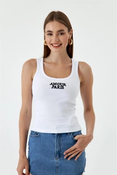 Una modelo de ropa al por mayor lleva TBU10890 - Corded Basic Embroidery Women's Athlete - White, Camiseta turco al por mayor de Tuba Butik