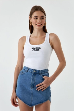 Ein Bekleidungsmodell aus dem Großhandel trägt TBU10890 - Corded Basic Embroidery Women's Athlete - White, türkischer Großhandel Unterhemd von Tuba Butik