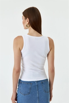 Una modelo de ropa al por mayor lleva TBU10890 - Corded Basic Embroidery Women's Athlete - White, Camiseta turco al por mayor de Tuba Butik