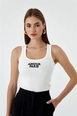 Ein Bekleidungsmodell aus dem Großhandel trägt tbu10893-corded-basic-embroidery-women's-athlete-ecru, türkischer Großhandel  von 
