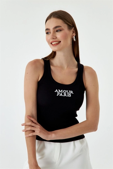 Bir model, Tuba Butik toptan giyim markasının  Fitilli Basic Nakışlı Kadın Atlet - Siyah
 toptan Atlet ürününü sergiliyor.