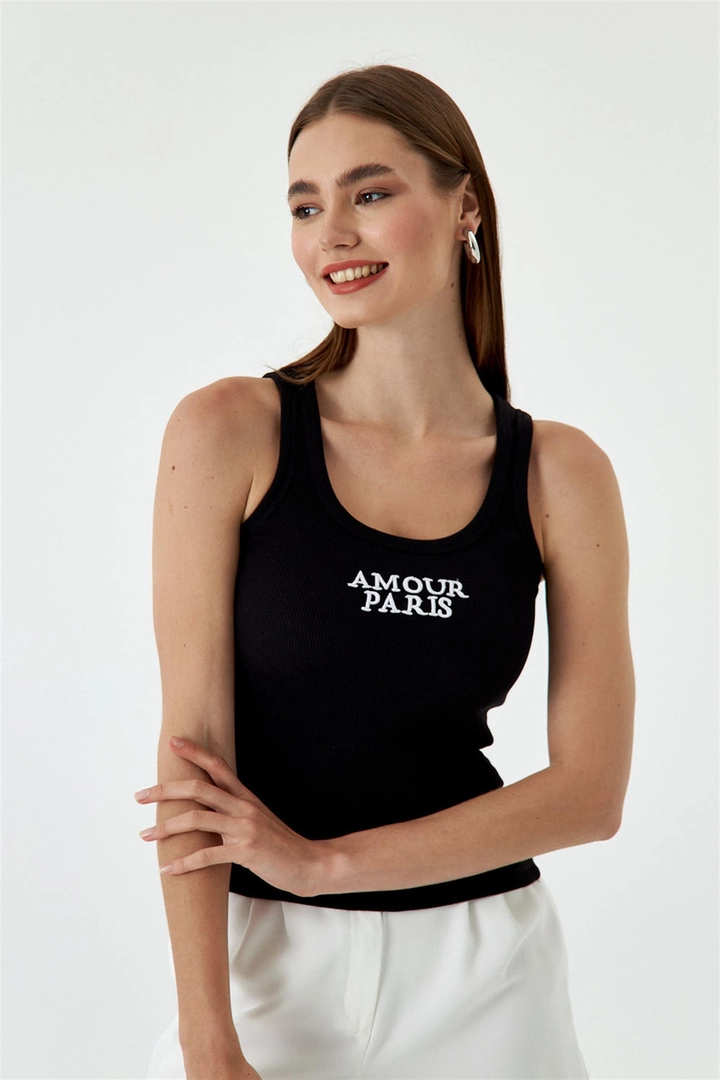 Um modelo de roupas no atacado usa TBU10883 - Women's Ribbed Basic Embroidered Athlete - Black, atacado turco Camiseta de Tuba Butik