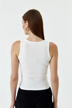 Bir model, Tuba Butik toptan giyim markasının TBU10893 - Corded Basic Embroidery Women's Athlete - Ecru toptan Atlet ürününü sergiliyor.