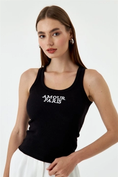 Um modelo de roupas no atacado usa TBU10883 - Women's Ribbed Basic Embroidered Athlete - Black, atacado turco Camiseta de Tuba Butik