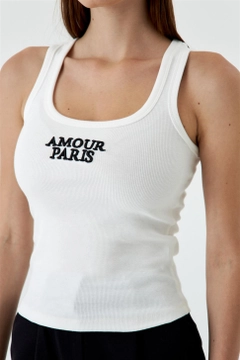 Bir model, Tuba Butik toptan giyim markasının TBU10893 - Corded Basic Embroidery Women's Athlete - Ecru toptan Atlet ürününü sergiliyor.