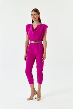Ένα μοντέλο χονδρικής πώλησης ρούχων φοράει TBU10935 - Women's Jumpsuit With Collar Collar Belt - Fuchsia, τούρκικο Ολόσωμη φόρμα χονδρικής πώλησης από Tuba Butik