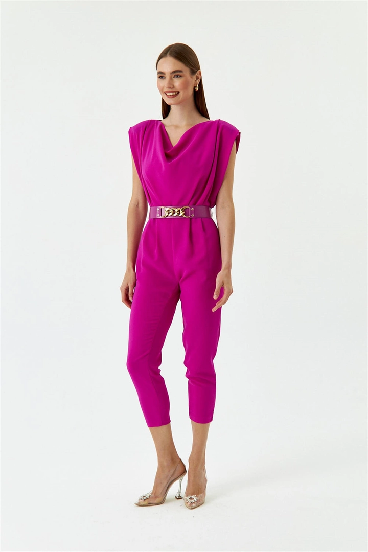 Ein Bekleidungsmodell aus dem Großhandel trägt TBU10935 - Women's Jumpsuit With Collar Collar Belt - Fuchsia, türkischer Großhandel Jumpsuit von Tuba Butik