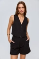 Bir model,  toptan giyim markasının tbu11221-women's-straight-vest-black toptan  ürününü sergiliyor.