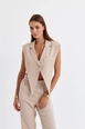 Bir model,  toptan giyim markasının tbu11322-linen-blend-design-women's-vest-mink toptan  ürününü sergiliyor.