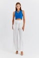 Ein Bekleidungsmodell aus dem Großhandel trägt tbu11762-women's-wide-leg-flowy-trousers-white, türkischer Großhandel  von 