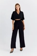 Un mannequin de vêtements en gros porte tbu11764-women's-wide-leg-flowy-trousers-black,  en gros de  en provenance de Turquie